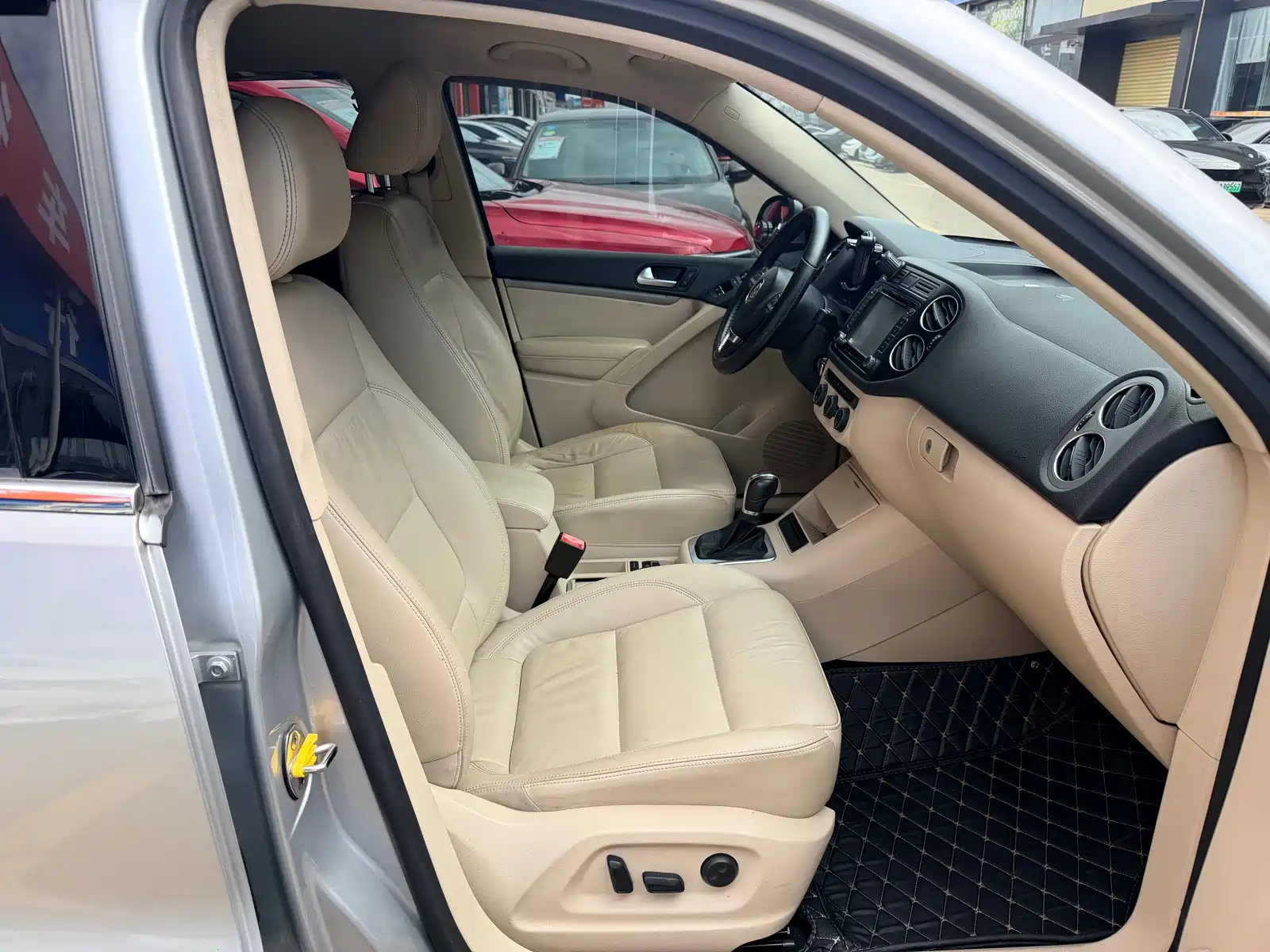 صورة 9 - Volkswagen Tiguan