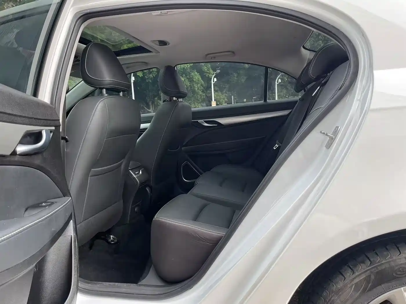 Фото 6 - Geely Emgrand