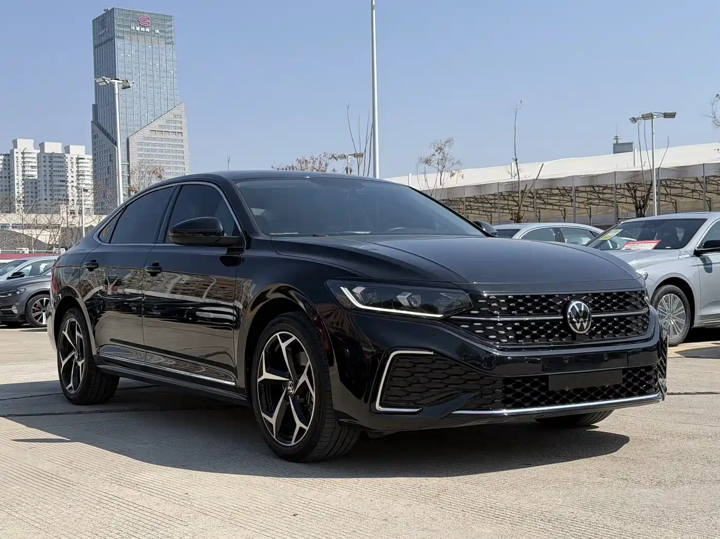Volkswagen Passat 2024 380TSI Starlight Luxury Edition фото 3