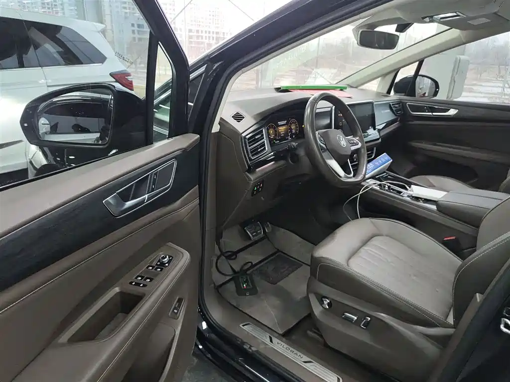 Volkswagen Viloran 2022 380TSI Premium Edition фото 13