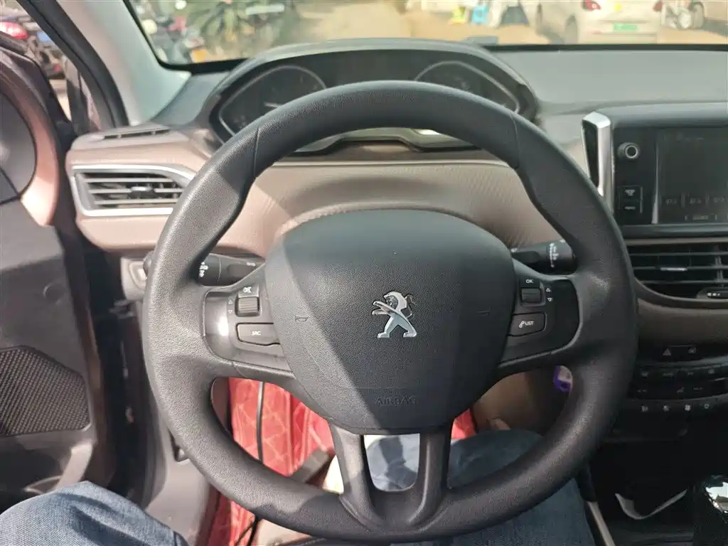 Peugeot 2008 2014 1.6L Automatic Fashion Edition фото 11