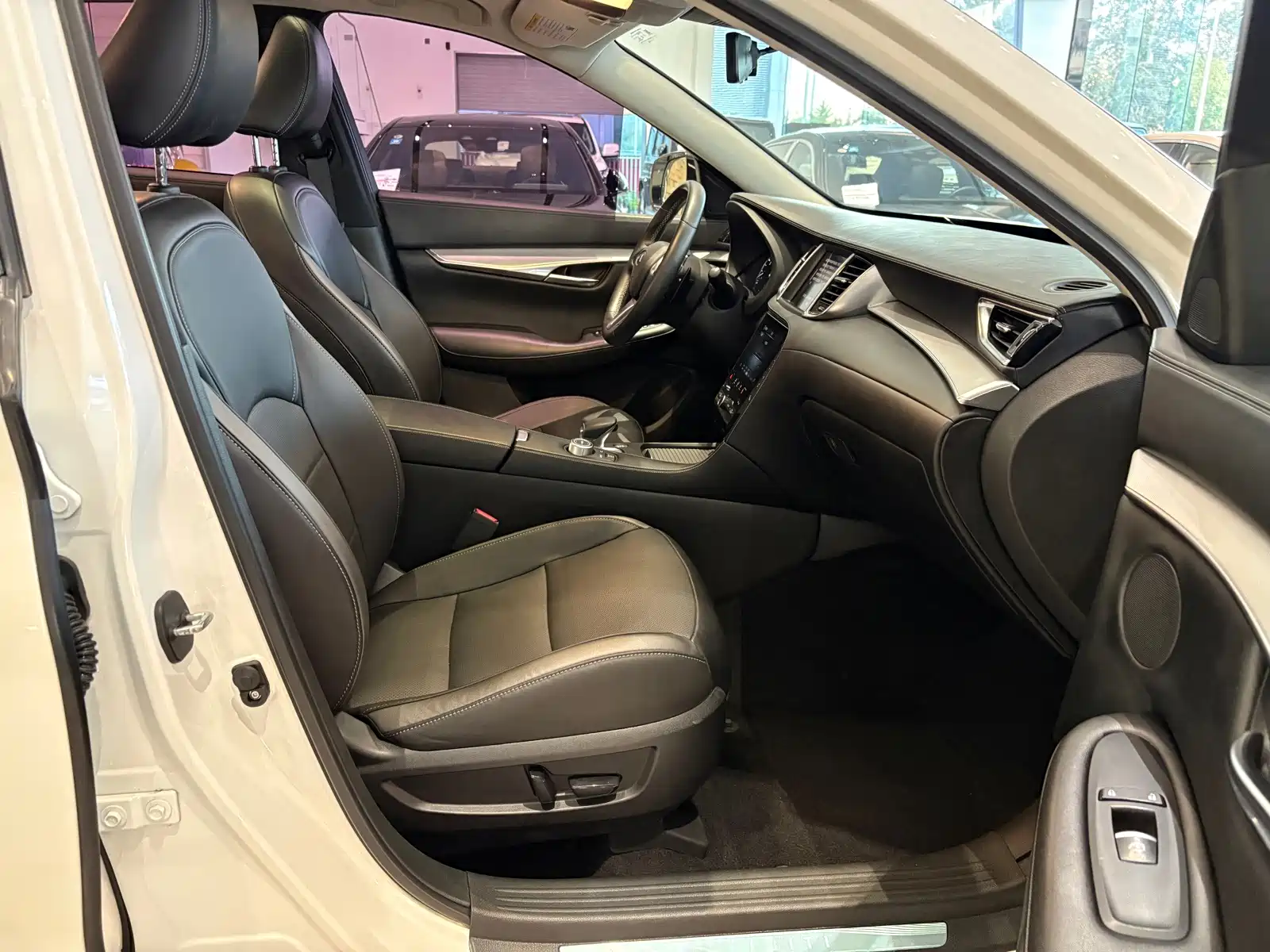 Photo 17 - Infiniti QX50