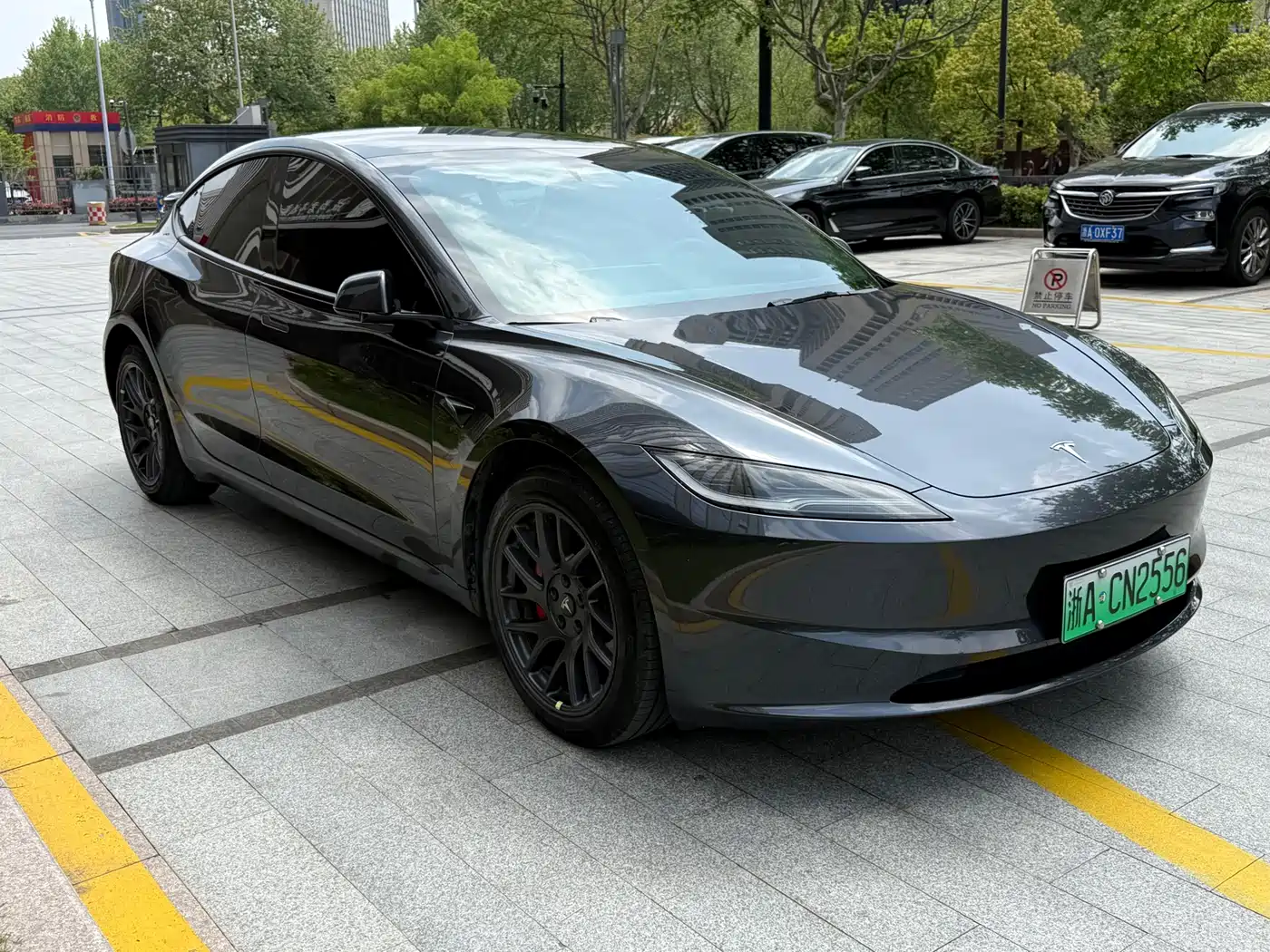 TESLA MODEL 3