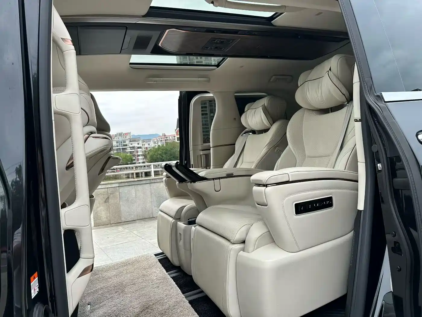 Lexus LM 2023 350h 7-Seater Elegance Edition фото 6