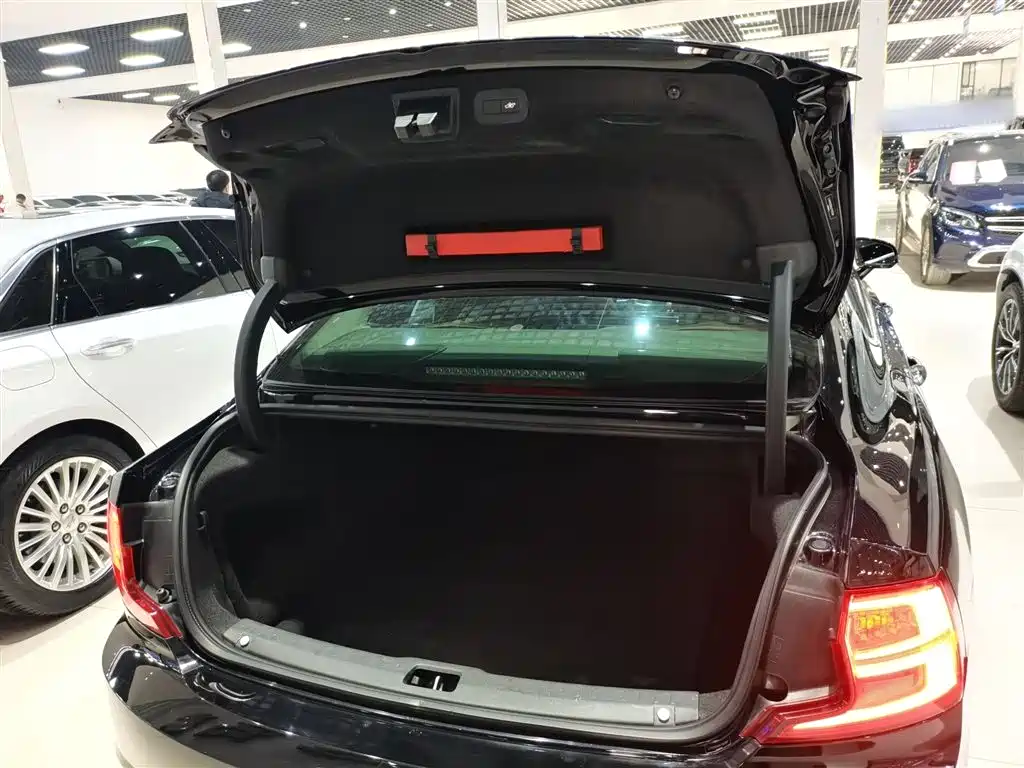 Фото 9 - Volvo S90