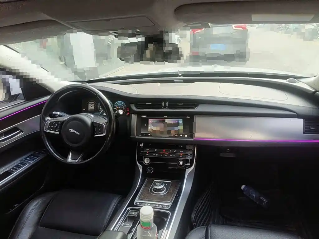 Photo 12 - Jaguar XFL