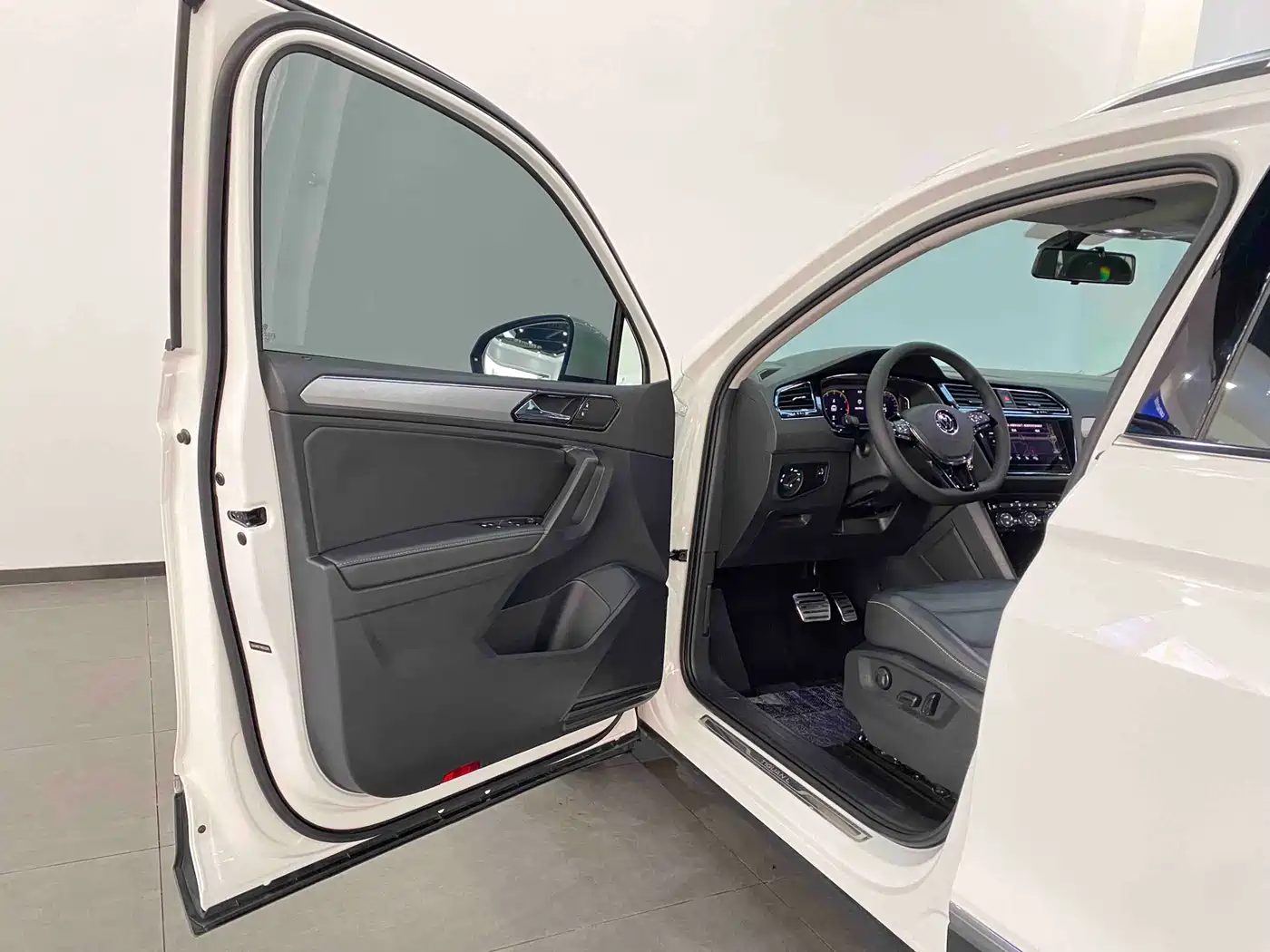 Volkswagen Tiguan L 2021 330TSI Automatic 2WD Smart фото 9