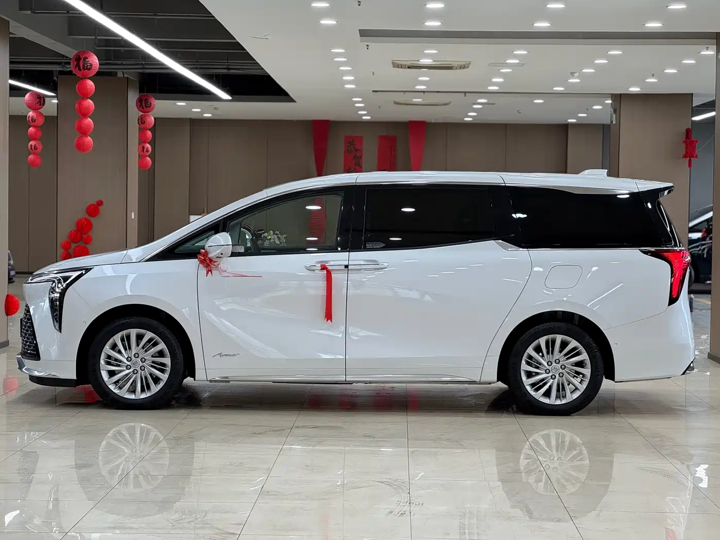 Buick Century 2025 2.0T 7-Seater World Edition фото 3