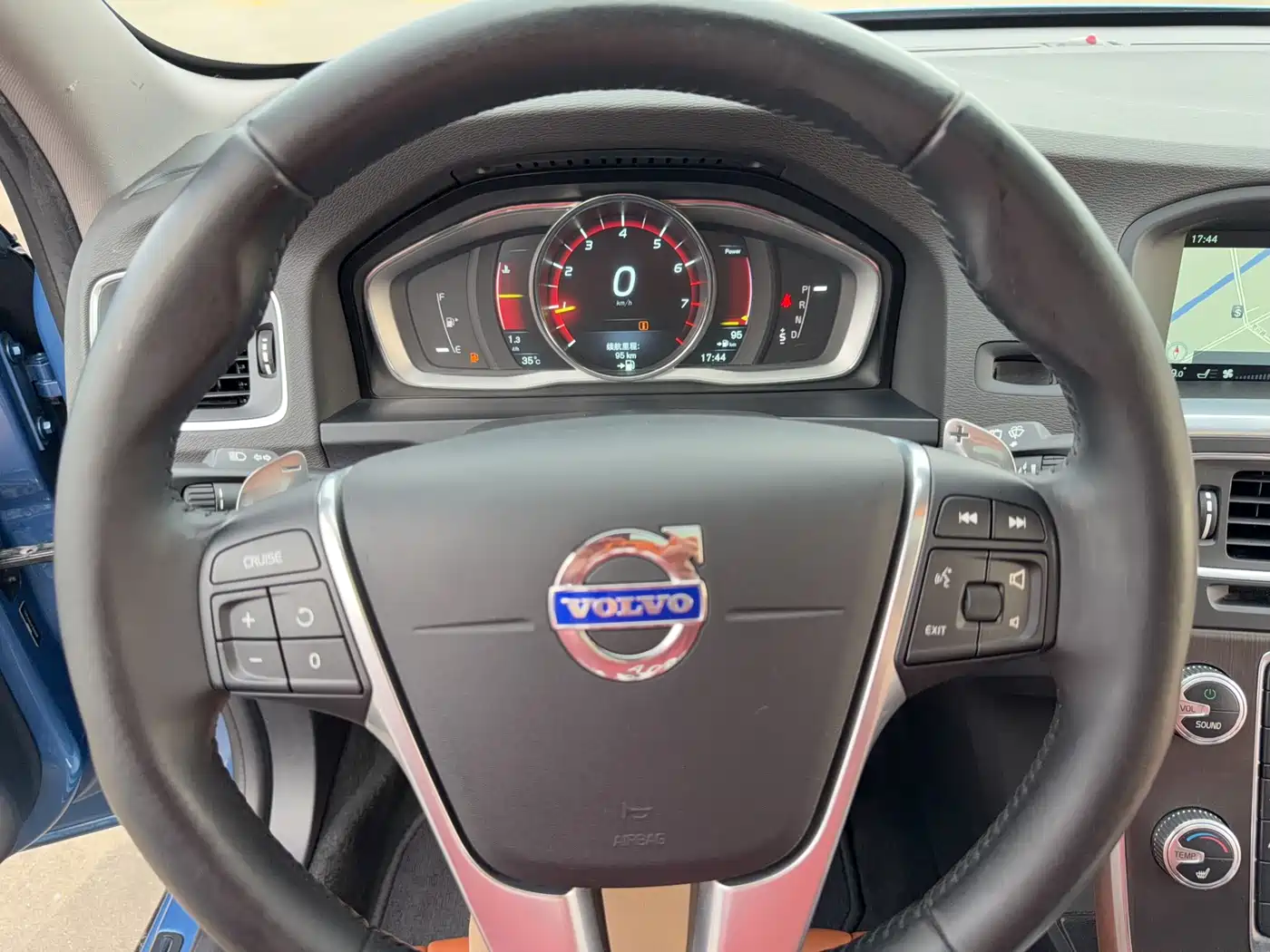 Фото 8 - Volvo V60