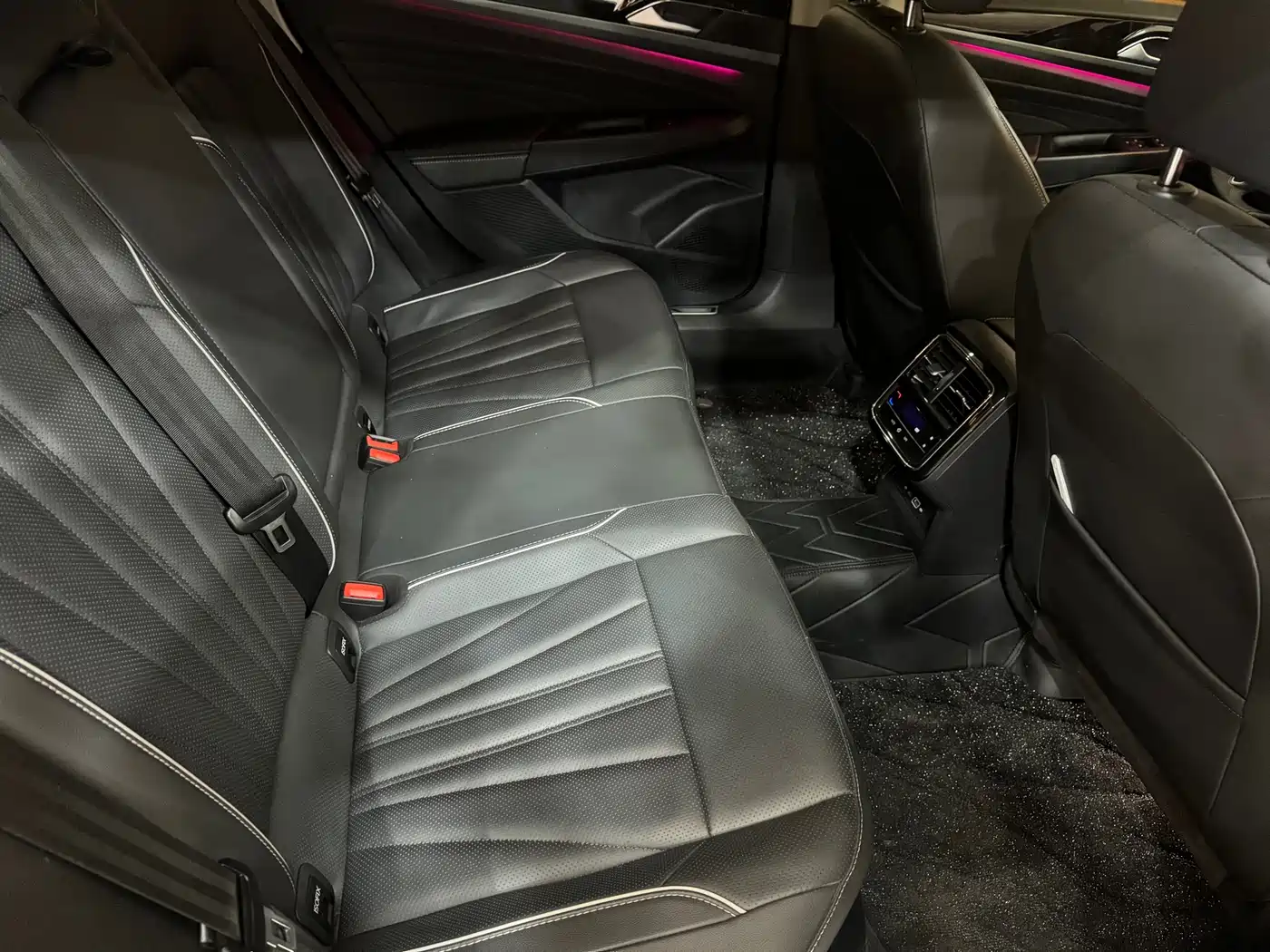 Volkswagen Passat 2024 380TSI Starlight Luxury Edition фото 9