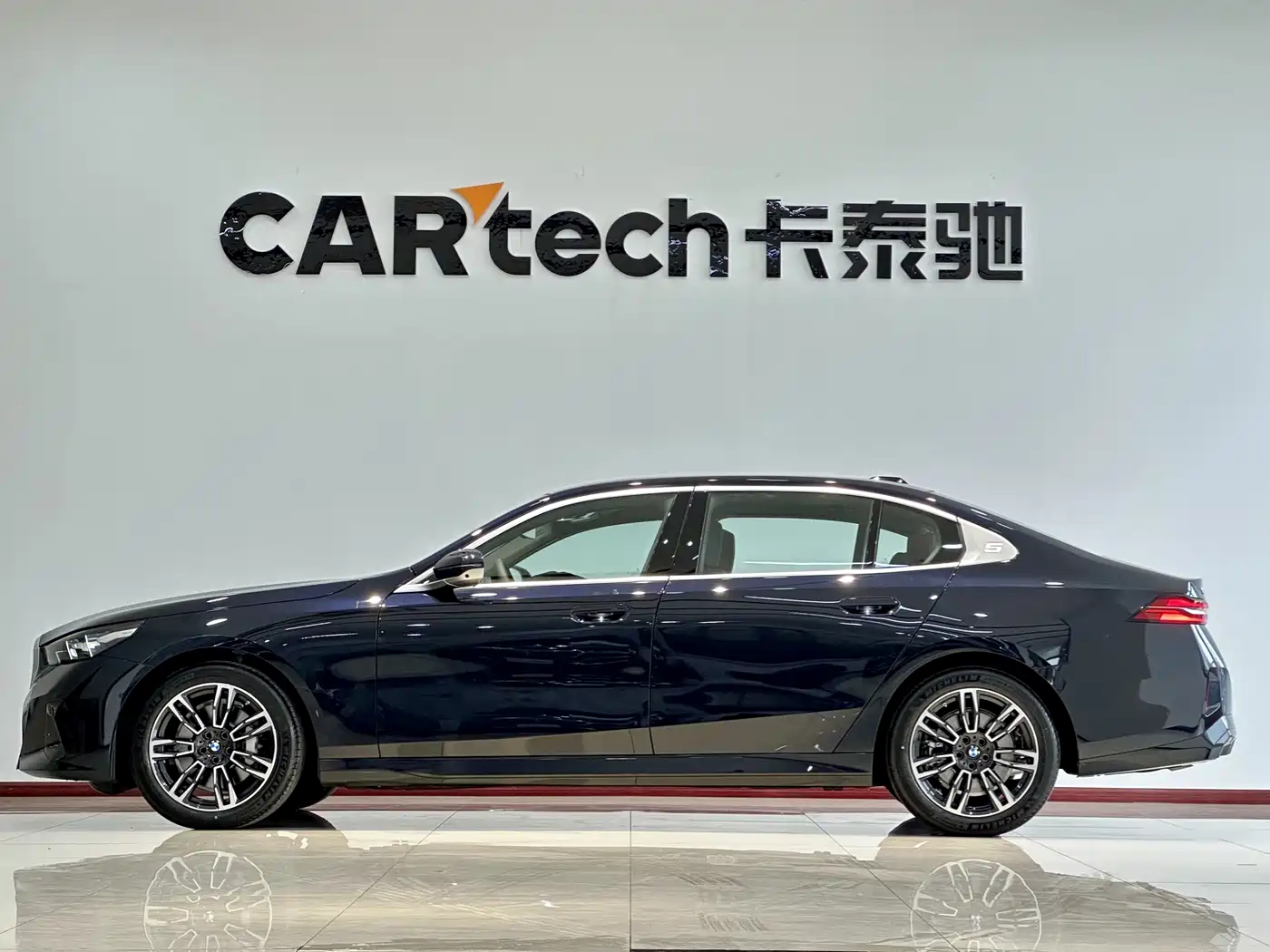 BMW 5 Series 2026 530Li Leading M Sport Package фото 5