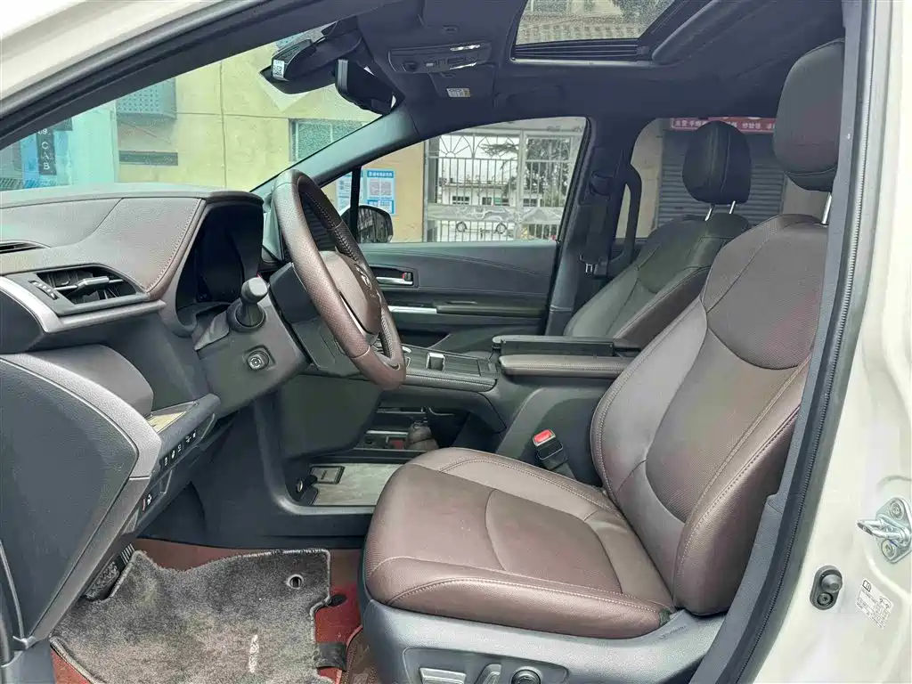 Toyota Sienna 2023 2.5L Hybrid Platinum Edition фото 20