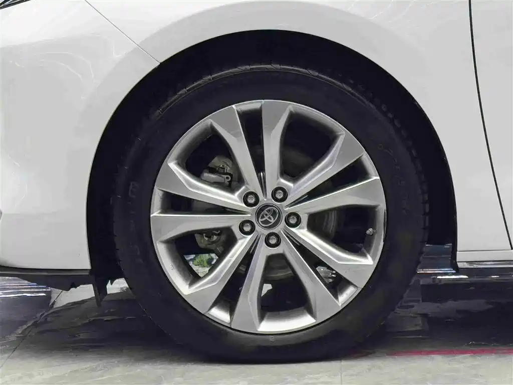 Toyota Sienna 2023 2.5L Hybrid Platinum Edition фото 4
