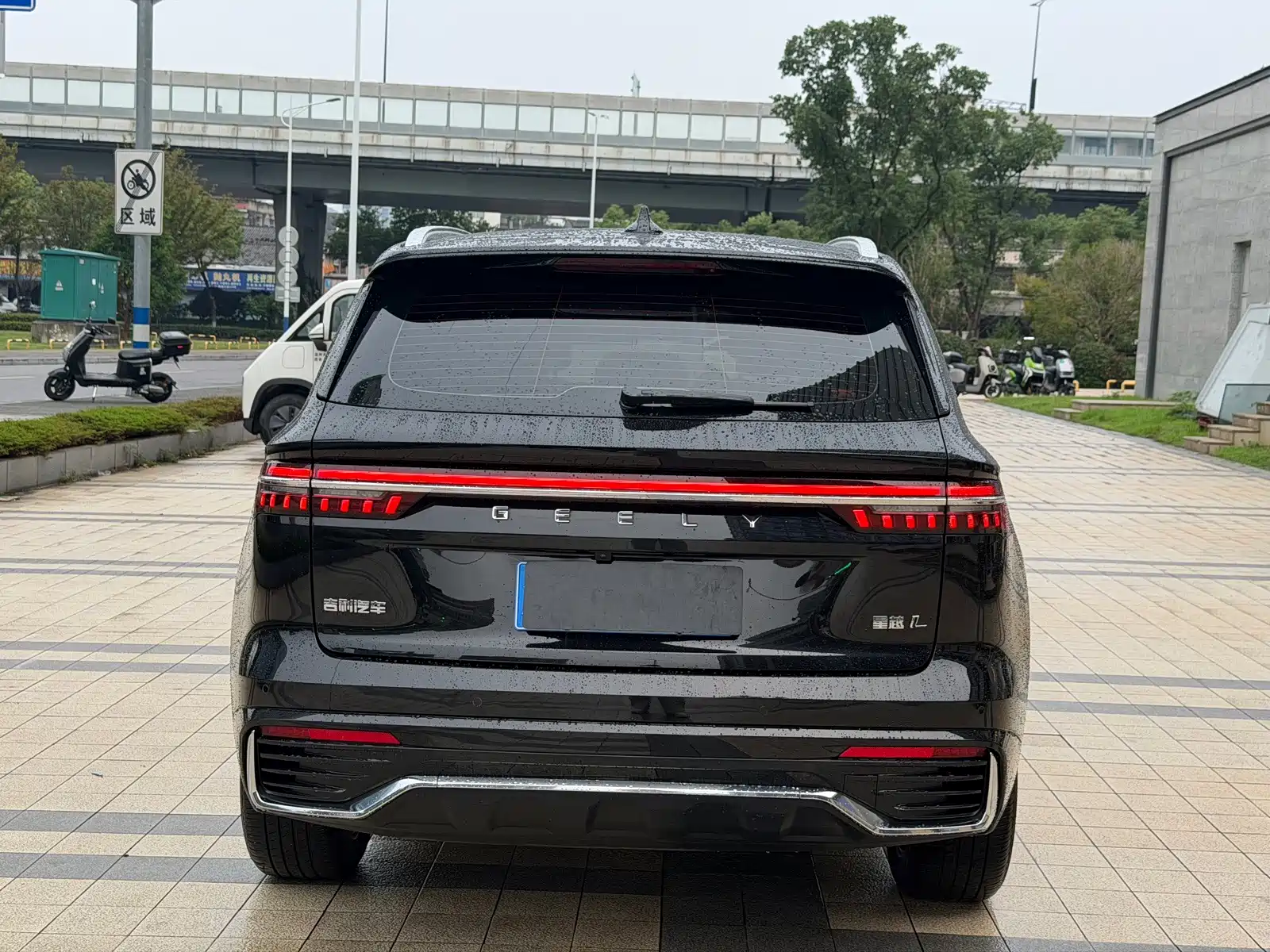 Фото 10 - Geely Monjaro