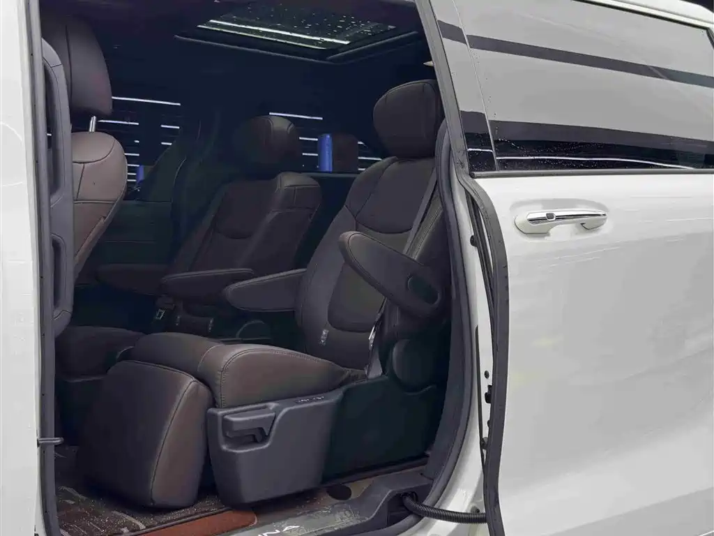 Toyota Sienna 2023 2.5L Hybrid Platinum Edition фото 7