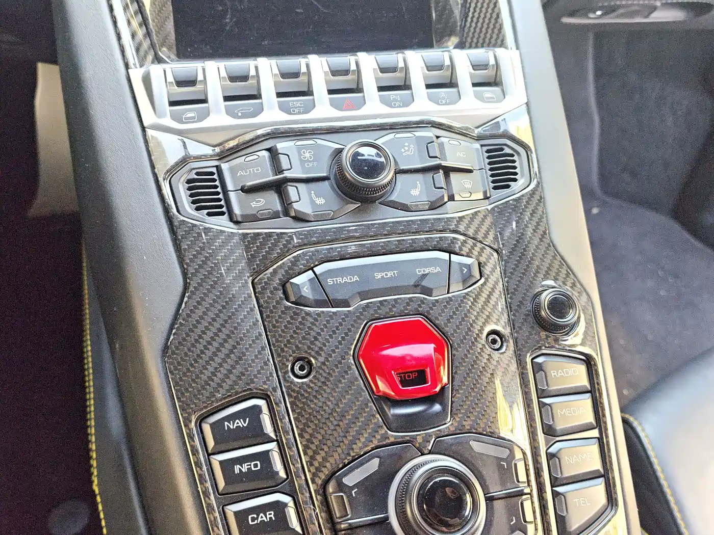 Lamborghini Aventador 2011 LP 700-4 фото 12