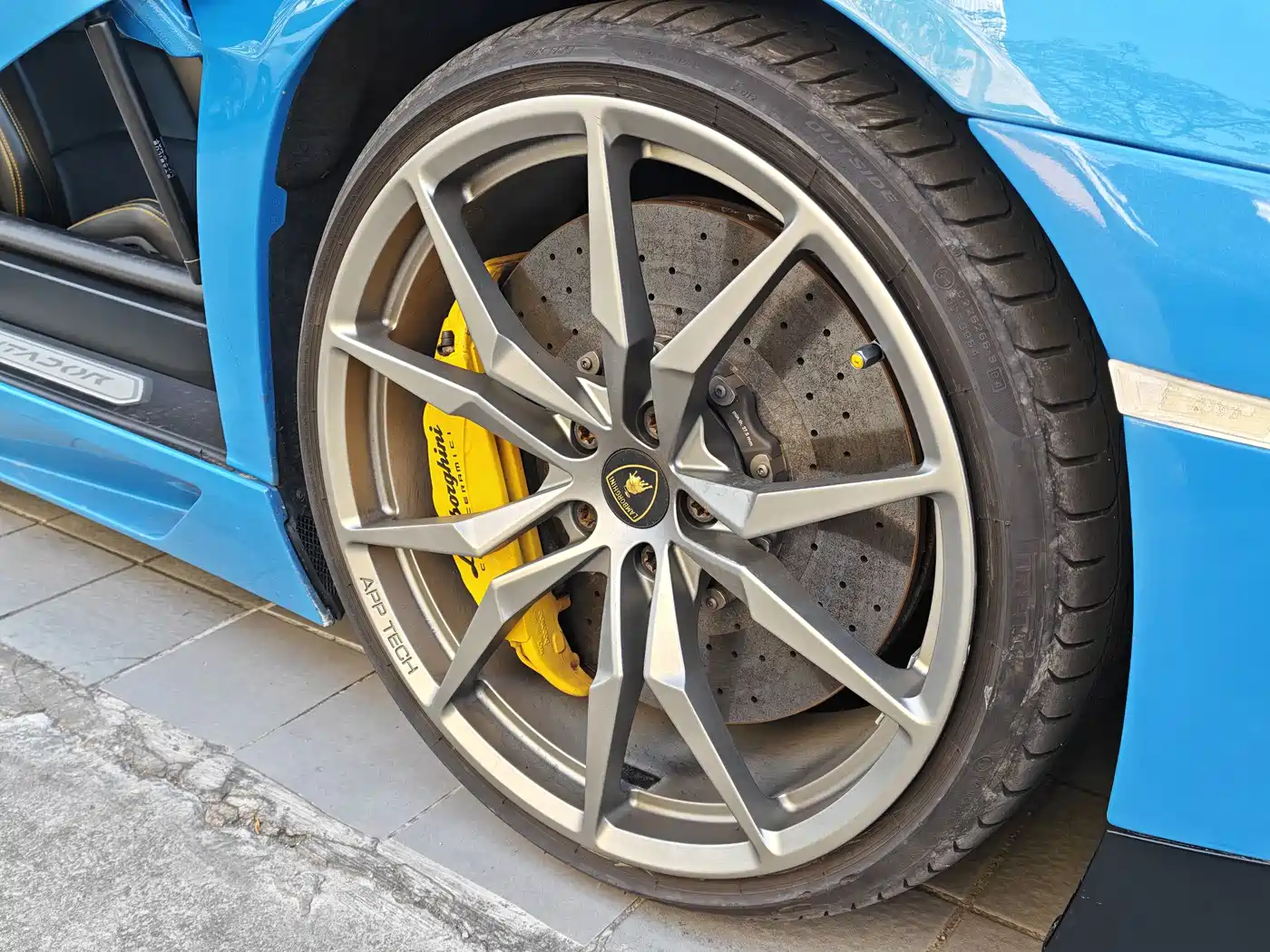 Lamborghini Aventador 2011 LP 700-4 фото 15
