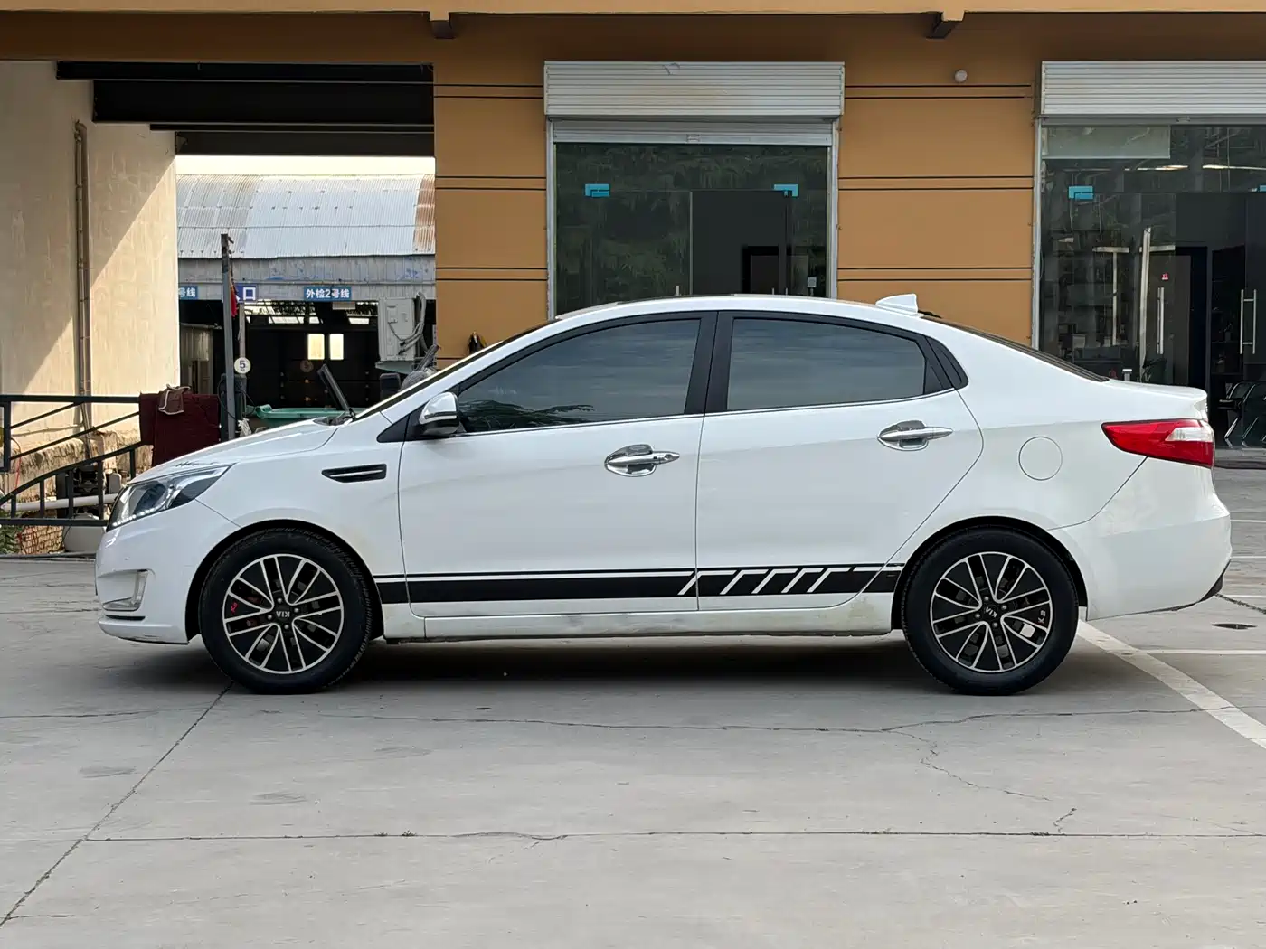 Kia K2 2012 Sedan 1.6L AT Premium Commemorative Edition фото 15