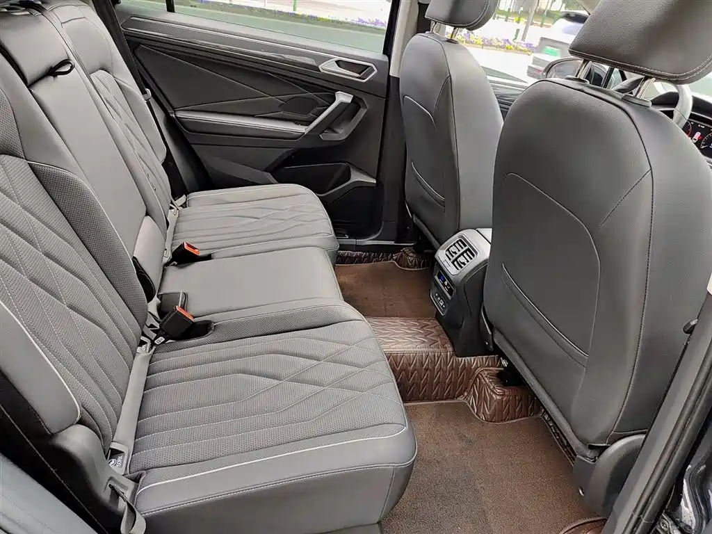 Volkswagen Tiguan L 2023 330TSI Auto 2WD R-Line Premium Edition фото 11