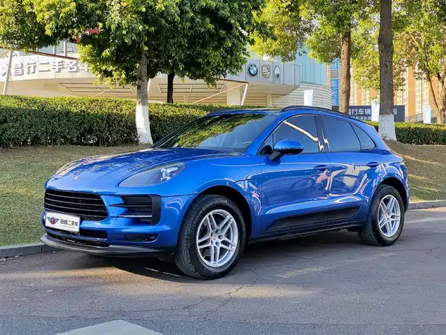 PORSCHE MACAN