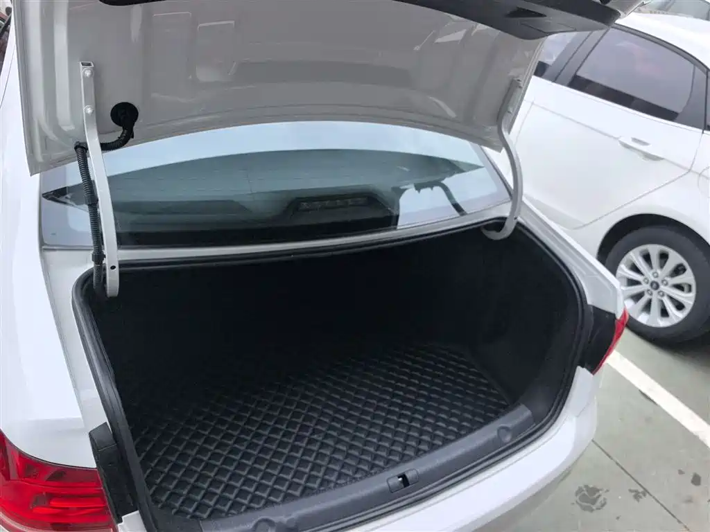 Volkswagen Lavida 2017 1.6L Automatic Comfort Edition фото 19