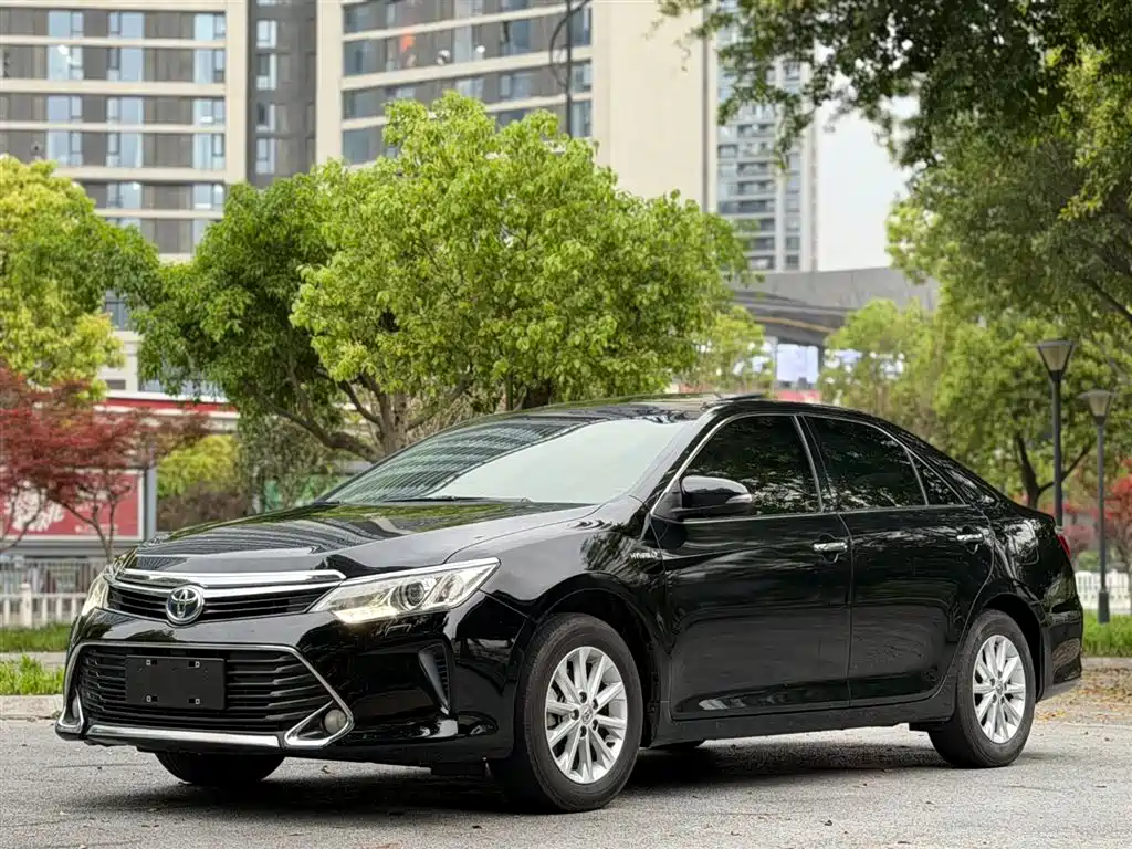 Toyota Camry 2016 Hybrid 2.5HG 10th Anniversary Luxury Navigation Edition фото 3