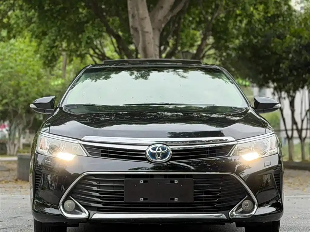 Toyota Camry 2016 Hybrid 2.5HG 10th Anniversary Luxury Navigation Edition фото 2