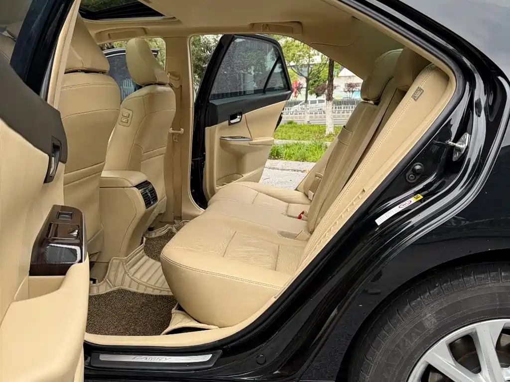 Toyota Camry 2016 Hybrid 2.5HG 10th Anniversary Luxury Navigation Edition фото 12