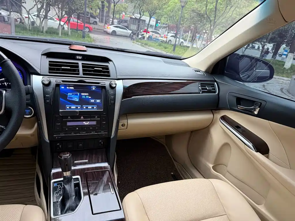 Toyota Camry 2016 Hybrid 2.5HG 10th Anniversary Luxury Navigation Edition фото 9