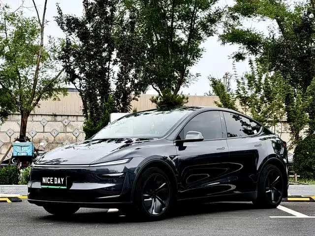 Tesla Model Y 2025