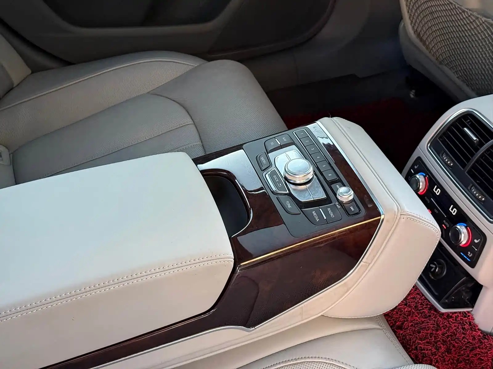 Фото 14 - Audi A6L
