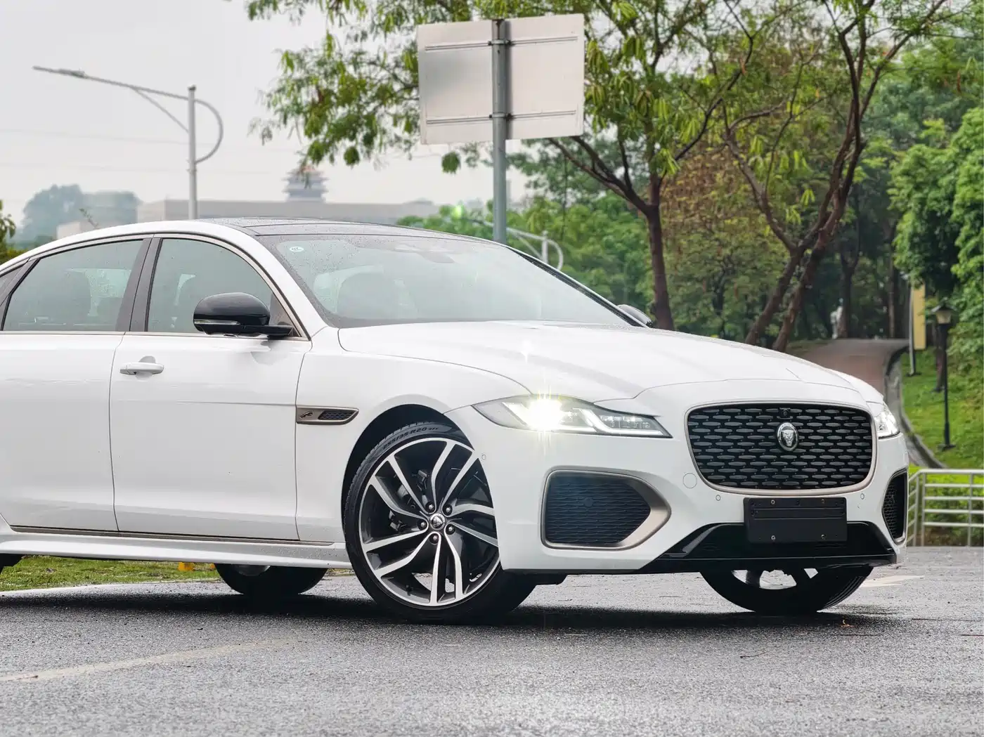Jaguar XFL 2024 2.0T P300 AWD Flagship Sport Gilded Edition фото 3