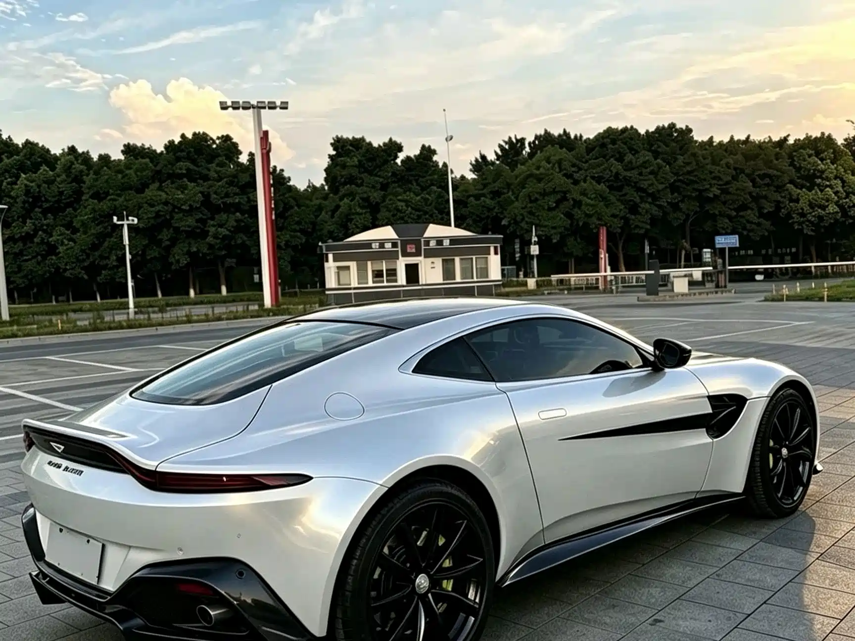 Фото 3 - Aston Martin Vantage