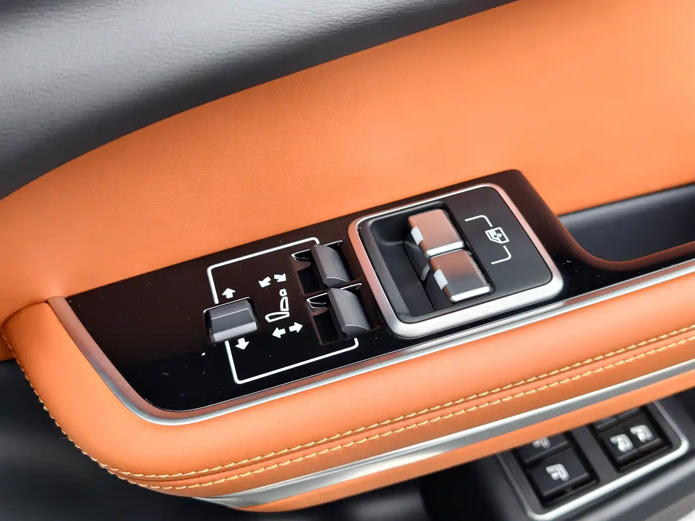 Jaguar XFL 2024 2.0T P300 AWD Flagship Sport Gilded Edition фото 21