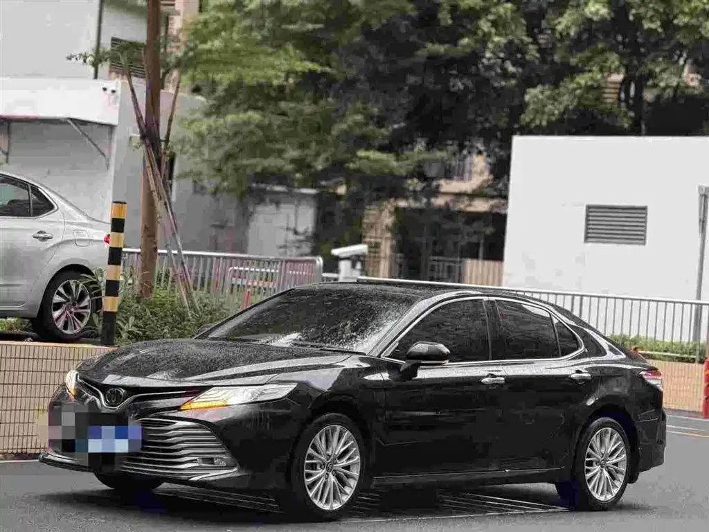Фото 2 - Toyota Camry