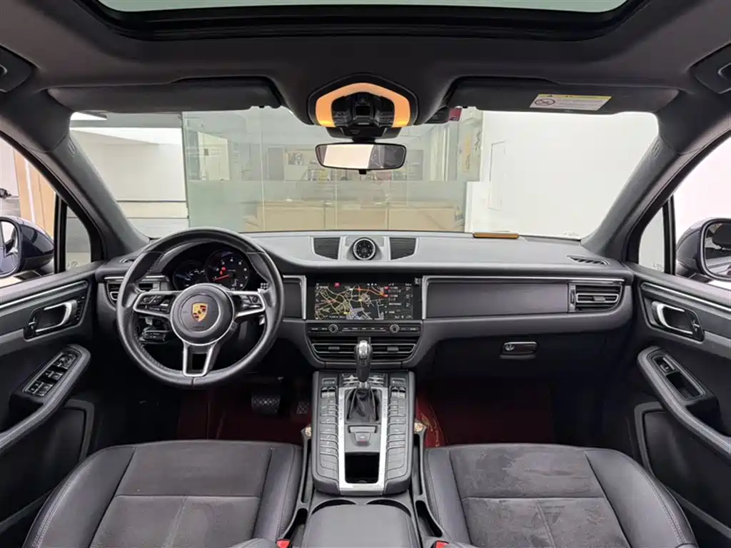 PORSCHE MACAN
