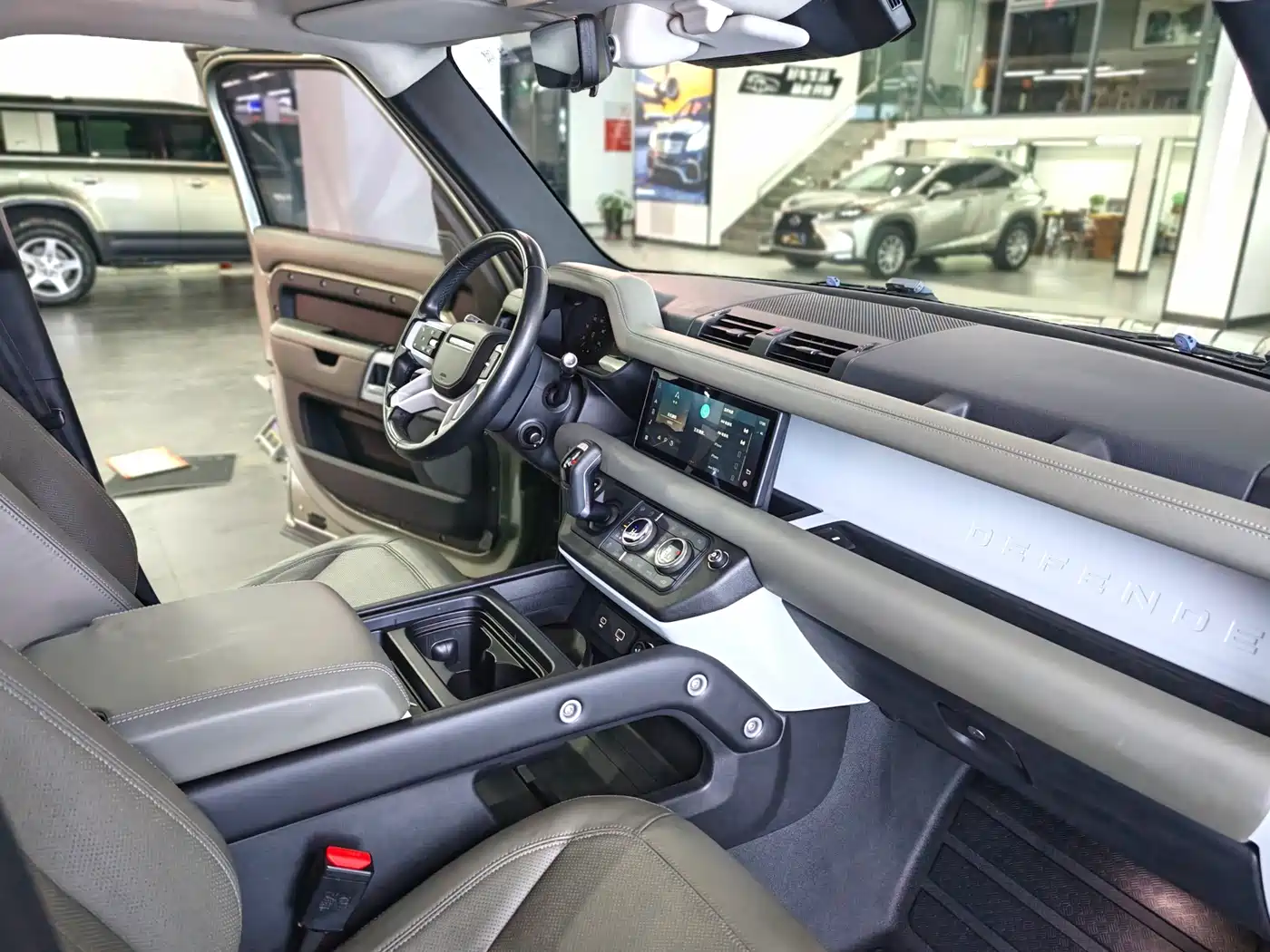 Land Rover Defender 2020 Model 110 P400 HSE фото 15