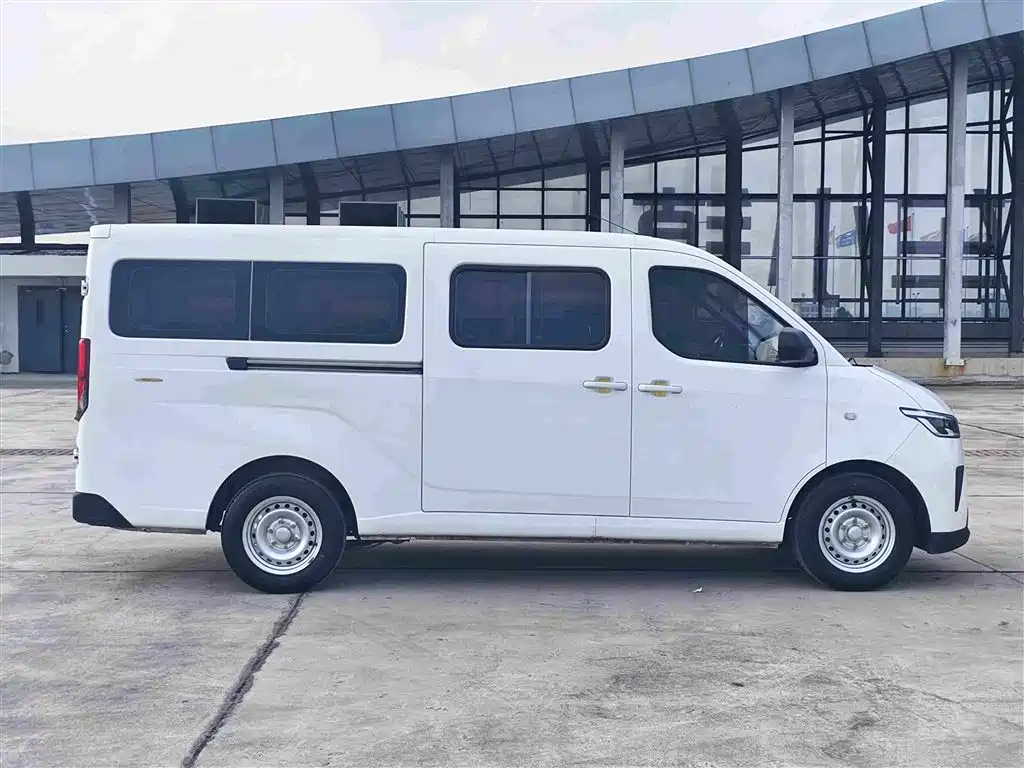 Wuling Motors Wuling Yangguang 2025 2024 300km Comfort Passenger Version 60kW