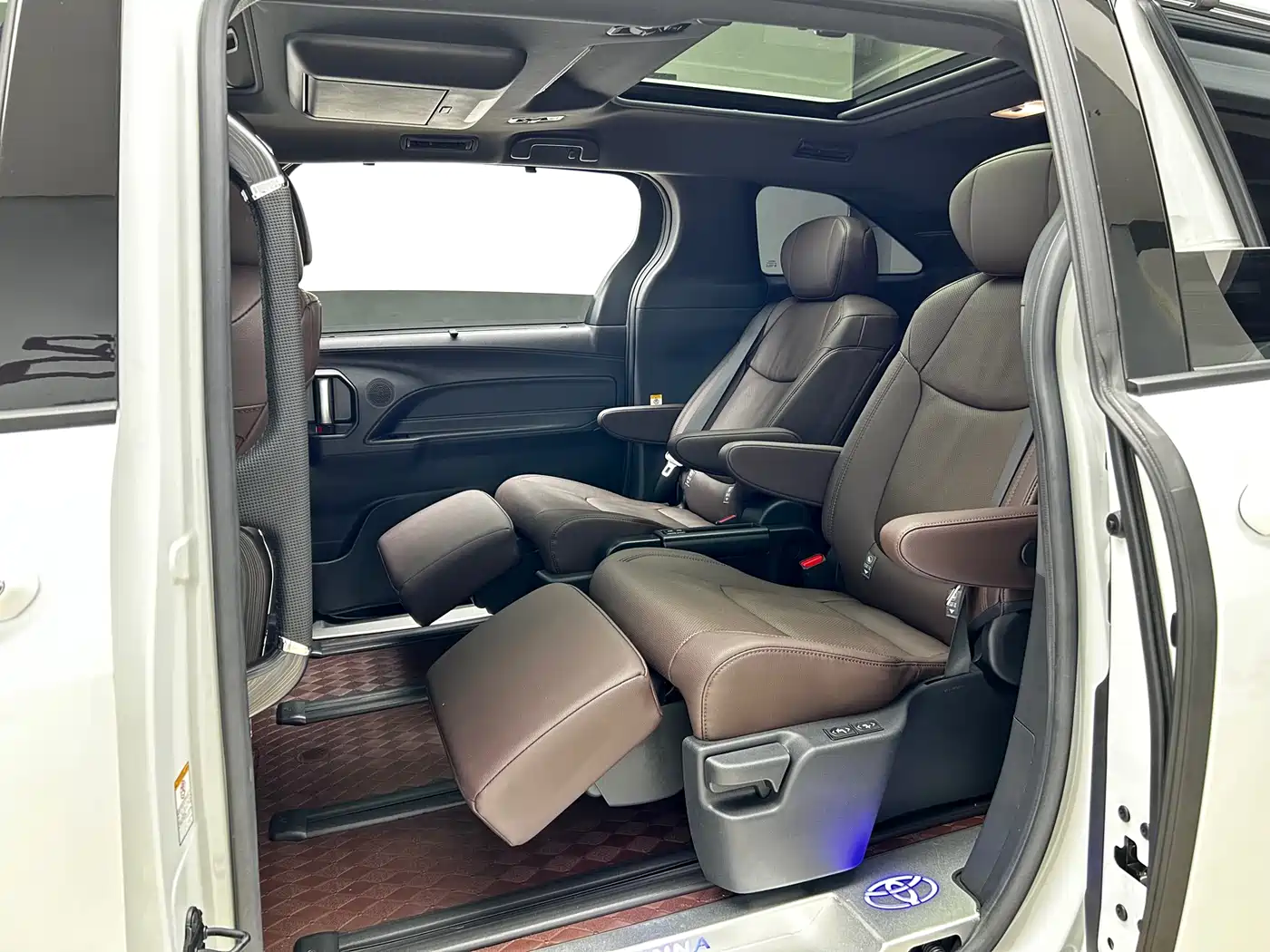 Toyota Sienna 2024 2.5L Hybrid Platinum Edition фото 16