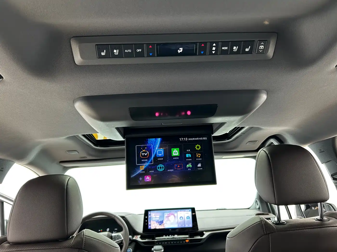 Toyota Sienna 2024 2.5L Hybrid Platinum Edition фото 18
