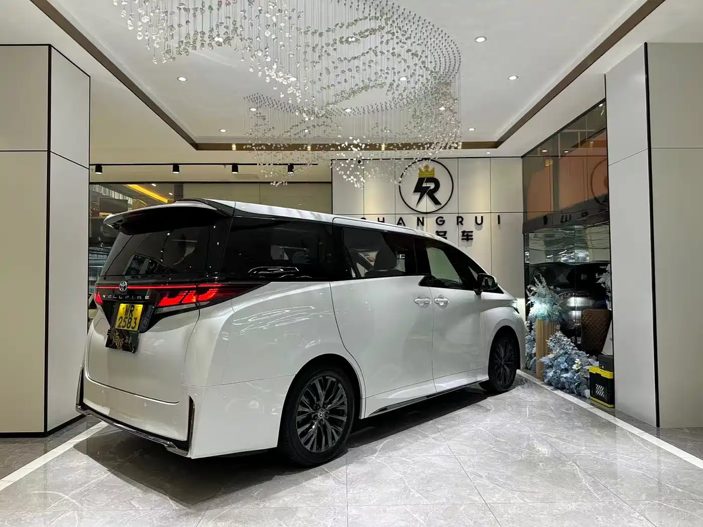 Toyota Vellfire 2025 Crown Hybrid 2.5L Ink Gold Executive Edition фото 17