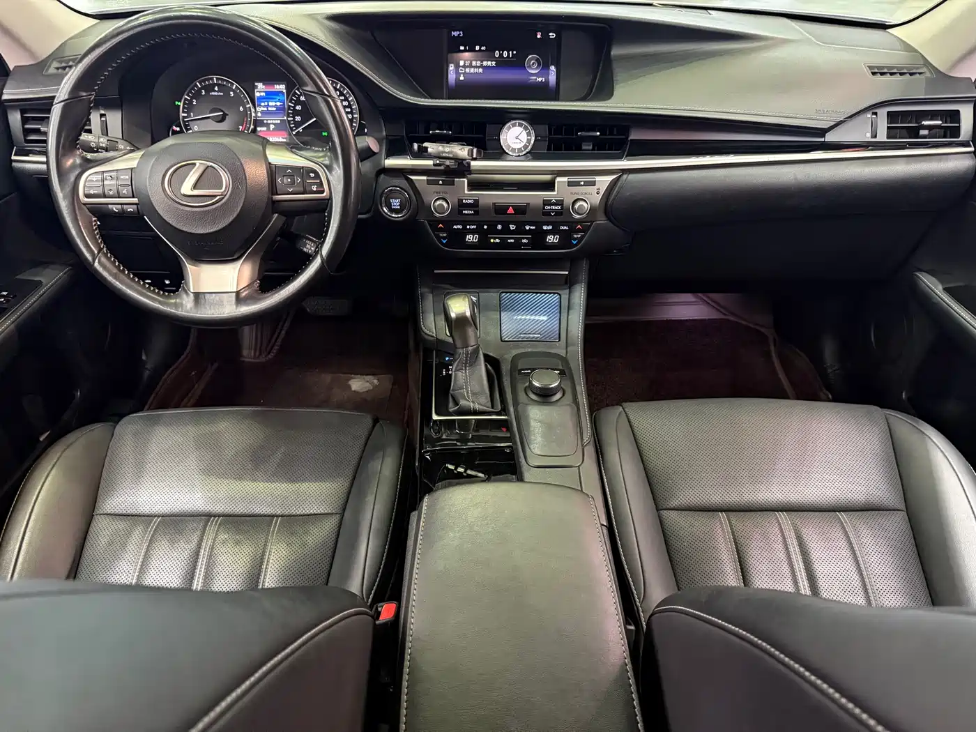 Фото 19 - Lexus ES