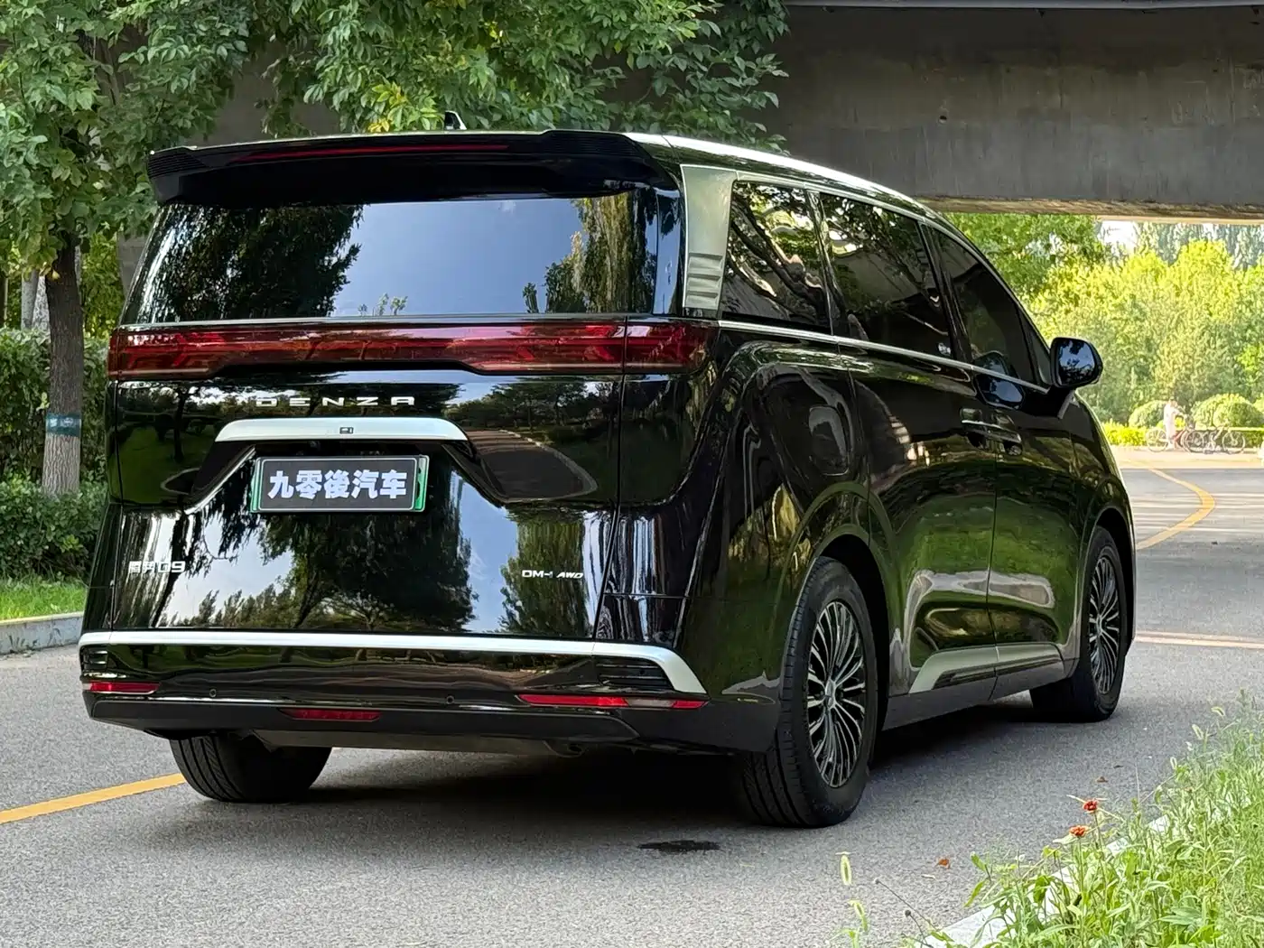 Denza D9 2025 2024 DM-i 980 AWD Premium