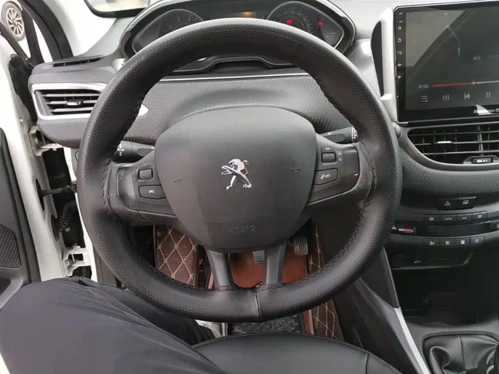 Peugeot 2008 2014 1.6L Manual Fashion Edition фото 11