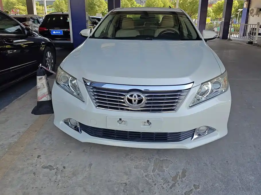 Фото 2 - Toyota Camry