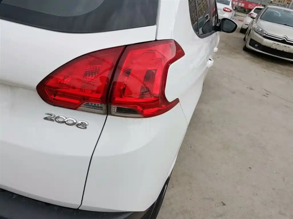 Peugeot 2008 2014 1.6L Manual Fashion Edition фото 8