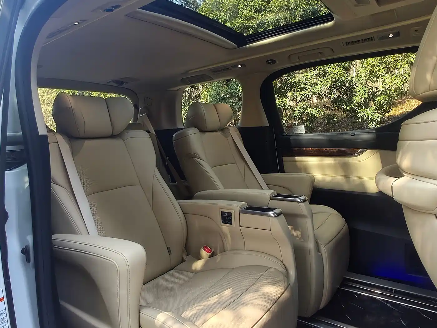 Toyota Alphard 2021 Hybrid 2.5L Luxury фото 16