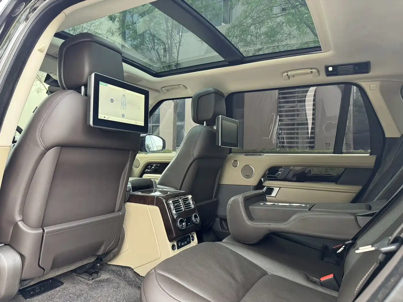 Land Rover Range Rover 2021 3.0 L6 Heritage Extended Classic Edition фото 8