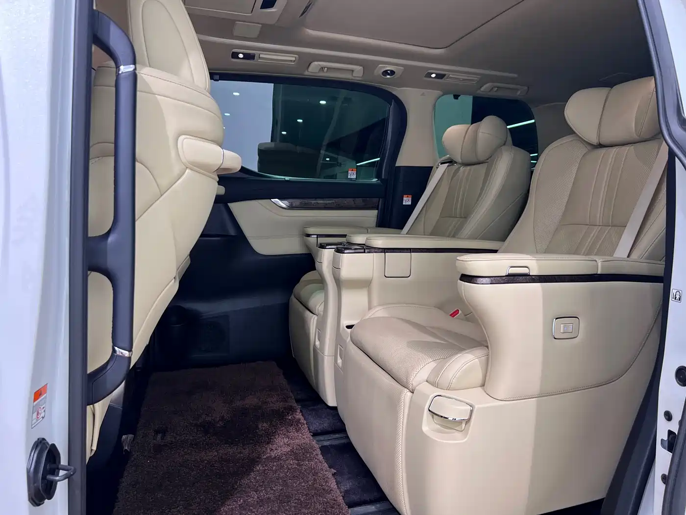 Toyota Alphard 2023 Dual Hybrid 2.5L Ultimate Gold Edition фото 17