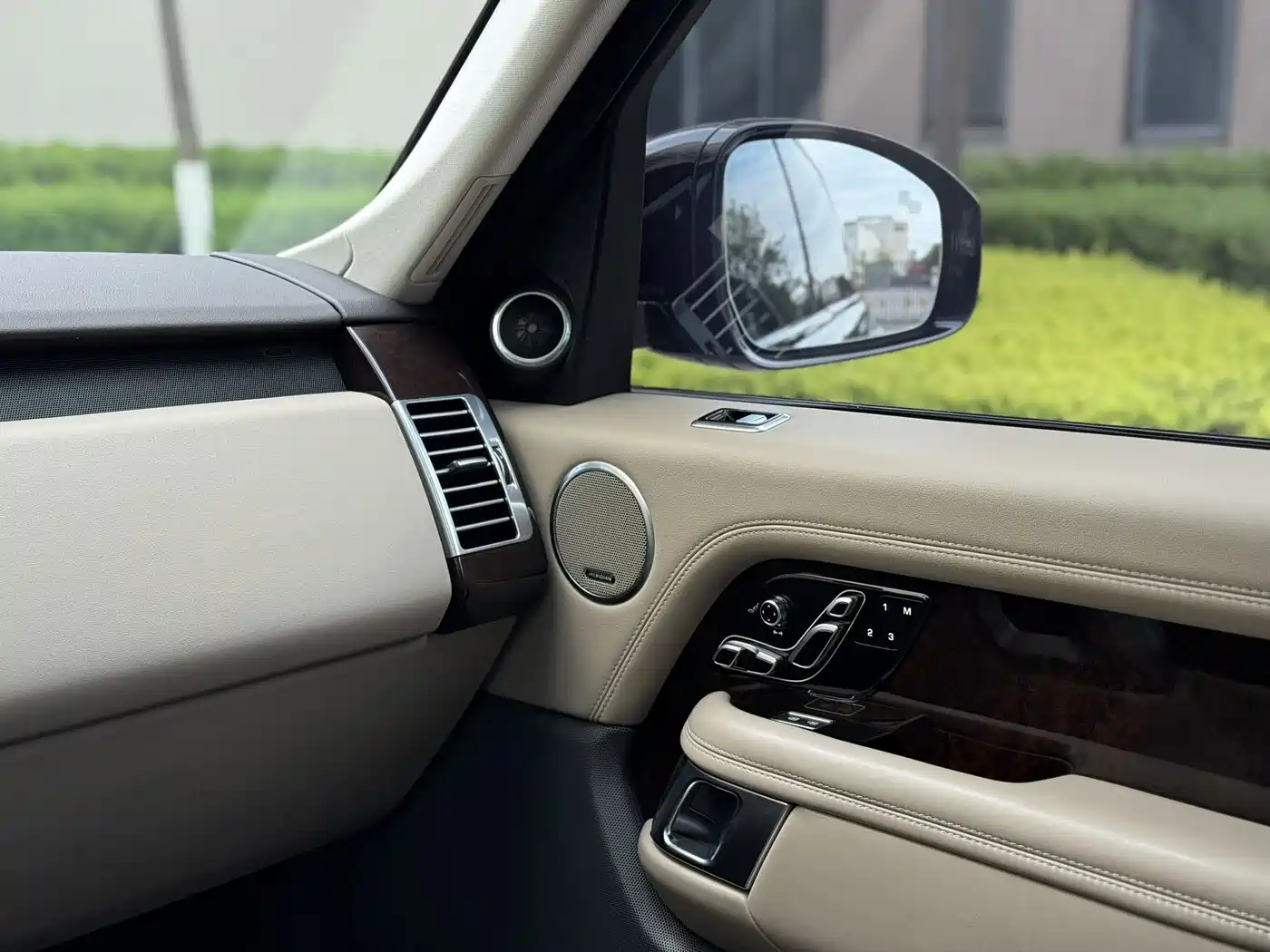 Land Rover Range Rover 2021 3.0 L6 Heritage Extended Classic Edition фото 12